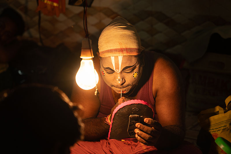 A captivating moment showcasing an artist's patient preparation for his performance.